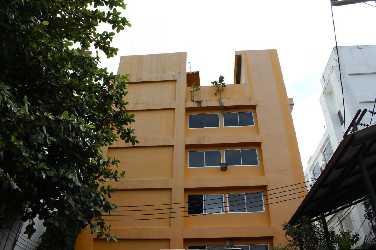 Oyo 75409 Premium The Family Hotel Chiang Mai Exterior foto